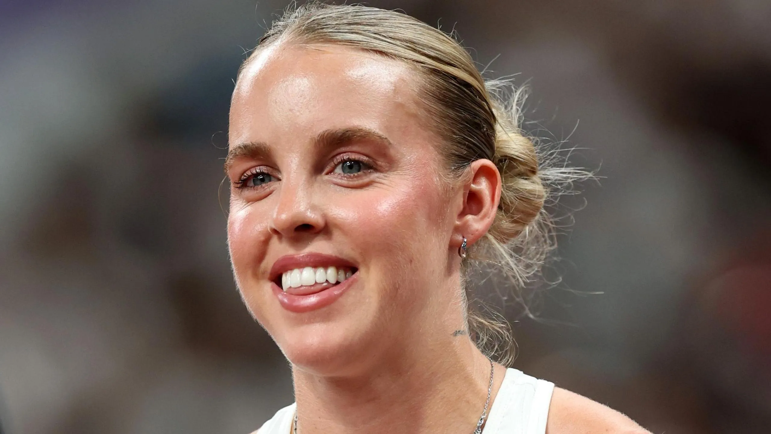 Hodgkinson Launches World Title Bid with Strong Performance